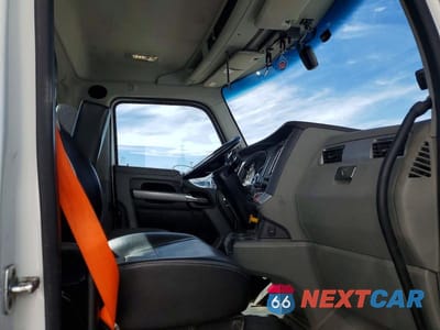 Piąte zdjęcie samochodu w środku: 2020 KENWORTH CONSTRUCTION T680 VIN:1XKYA48X2LJ393317 - miniatura