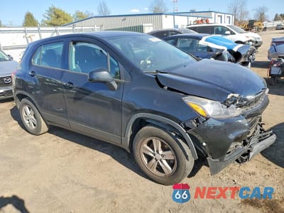 Czwarte zdjęcie samochodu z boku: 2018 CHEVROLET TRAX LS VIN:3GNCJNSB1JL296650 - miniatura