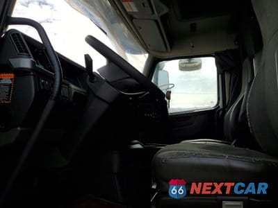 Piąte zdjęcie samochodu w środku: 2024 VOLVO VN VNL VIN:4V4NC9EH9RN641099 - miniatura