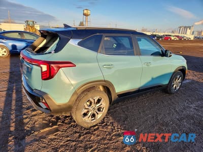 Trzecie zdjęcie samochodu z tyłu: 2024 KIA SELTOS S VIN:KNDEU2AA6R7657497 - miniatura
