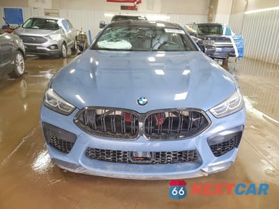 Piąte zdjęcie samochodu w środku: 2022 BMW M8 VIN:WBSGV0C09NCH48923 - miniatura