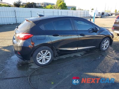 Trzecie zdjęcie samochodu z tyłu: 2019 CHEVROLET CRUZE LS VIN:3G1BC6SM6KS588624 - miniatura