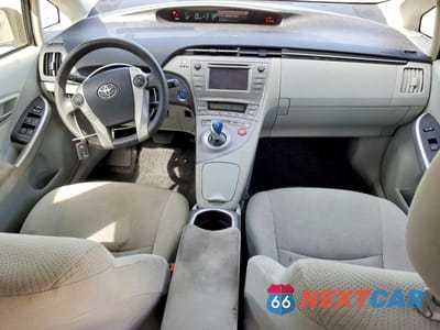 Zdjęcie 8 z 13 samochodu: 2015 TOYOTA PRIUS TWO VIN:JTDKN3DU0F1966604 - miniatura