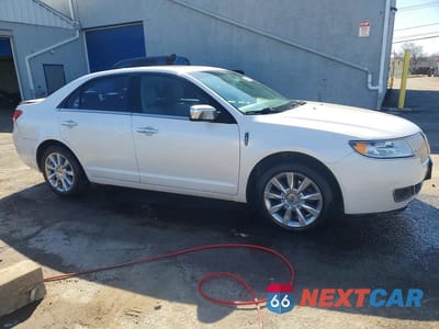 Czwarte zdjęcie samochodu z boku: 2010 LINCOLN MKZ VIN:3LNHL2JC9AR750119 - miniatura