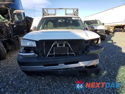 Piąte zdjęcie samochodu w środku: 2004 CHEVROLET SILVERADO 2500 FLATBED TRUCK VIN:1GCHK23G84F158669 - miniatura