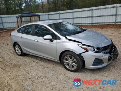Czwarte zdjęcie samochodu z boku: 2019 CHEVROLET CRUZE LS VIN:1G1BC5SMXK7151847 - miniatura