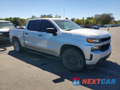 Czwarte zdjęcie samochodu z boku: 2020 CHEVROLET SILVERADO C1500 CUSTOM VIN:3GCPWBEH1LG238219 - miniatura
