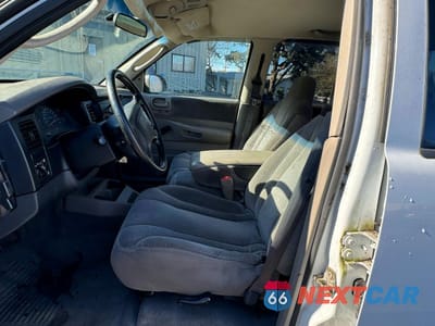 Piąte zdjęcie samochodu w środku: 2003 DODGE DAKOTA QUAD SPORT VIN:1D7HG38N33S195607 - miniatura