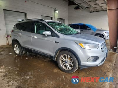 Czwarte zdjęcie samochodu z boku: 2018 FORD ESCAPE SE VIN:1FMCU0GD2JUD34904 - miniatura