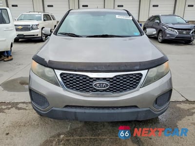 Piąte zdjęcie samochodu w środku: 2012 KIA SORENTO LX VIN:5XYKT3A18CG229985 - miniatura