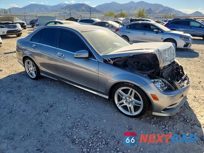 Czwarte zdjęcie samochodu z boku: 2011 MERCEDES-BENZ C 300 VIN:WDDGF5EB9BR172777 - miniatura