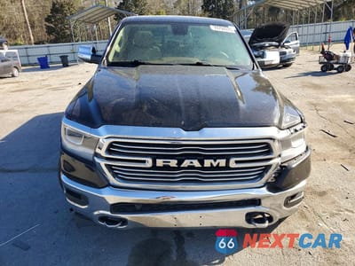 Piąte zdjęcie samochodu w środku: 2020 RAM TRUCKS 1500 LARAMIE VIN:1C6SRFJT1LN207537 - miniatura