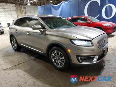 Czwarte zdjęcie samochodu z boku: 2019 LINCOLN NAUTILUS SELECT VIN:2LMPJ8K96KBL65631 - miniatura