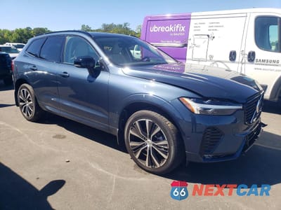 Czwarte zdjęcie samochodu z boku: 2023 VOLVO XC60 PLUS VIN:YV4L12RW9P1278118 - miniatura