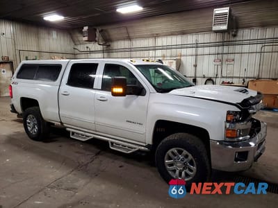 Czwarte zdjęcie samochodu z boku: 2019 CHEVROLET SILVERADO K3500 LT VIN:1GC4KWCY5KF277582 - miniatura