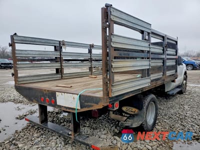 Trzecie zdjęcie samochodu z tyłu: 2013 FORD F350 SUPER DUTY FLATBED TRUCK VIN:1FDRF3G66DEA86761 - miniatura