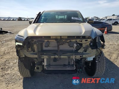 Piąte zdjęcie samochodu w środku: 2024 TOYOTA TACOMA TRAILHUNTER HV VIN:3TYLF5LN4RT001215 - miniatura