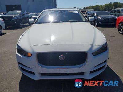 Piąte zdjęcie samochodu w środku: 2018 JAGUAR XE VIN:SAJAR4FX3JCP23767 - miniatura