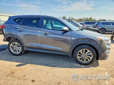 Czwarte zdjęcie samochodu z boku: 2018 HYUNDAI TUCSON SE VIN:KM8J23A46JU756598 - miniatura