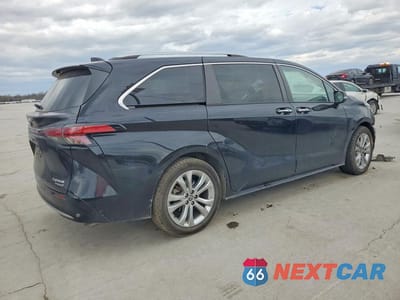 Trzecie zdjęcie samochodu z tyłu: 2022 TOYOTA SIENNA PLATINUM 7-PASSENGER VIN:5TDERKEC9NS098668 - miniatura