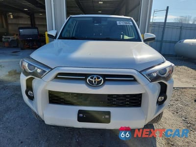 Piąte zdjęcie samochodu w środku: 2021 TOYOTA 4RUNNER SR5 VIN:JTEMU5JR6M5952246 - miniatura