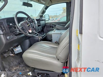 Zdjęcie 8 z 13 samochodu: 2020 CHEVROLET EXPRESS 2500 CARGO UTILITY / SERVICE VAN VIN:1GCWGAFP7L1152243 - miniatura