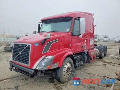 Drugie zdjęcie samochodu z przodu: 2013 VOLVO VNL SEMI TRUCK VIN:4V4NC9KK3DN145143 - miniatura