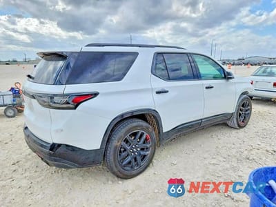 Trzecie zdjęcie samochodu z tyłu: 2021 CHEVROLET TRAVERSE PREMIER VIN:1GNERKKW2MJ122147 - miniatura