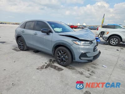 Czwarte zdjęcie samochodu z boku: 2023 HONDA HR-V SPORT VIN:3CZRZ1H50PM712321 - miniatura