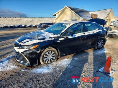 2021 TOYOTA CAMRY HYBRID LE 4T1H31AK9MU027014 - główne zdjęcie licytacji z USA - miniatura