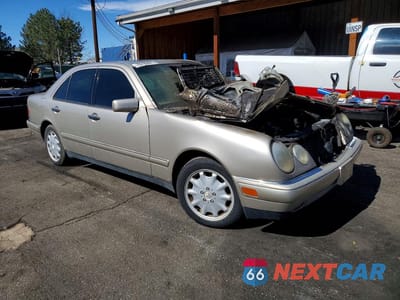 Czwarte zdjęcie samochodu z boku: 1999 MERCEDES-BENZ E 320 VIN:WDBJF65HXXA755728 - miniatura