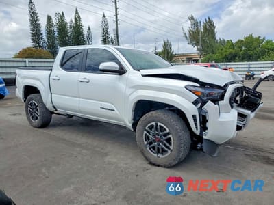 Czwarte zdjęcie samochodu z boku: 2025 TOYOTA TACOMA TRD SPORT VIN:3TYKB5FN7ST025369 - miniatura