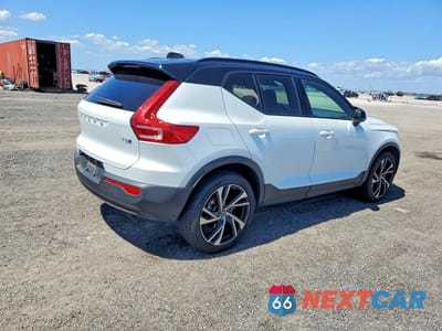 Trzecie zdjęcie samochodu z tyłu: 2022 VOLVO XC40 T5 R-DESIGN VIN:YV4162UM9N2642768 - miniatura