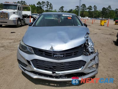 Piąte zdjęcie samochodu w środku: 2018 CHEVROLET CRUZE LT VIN:1G1BE5SM3J7164187 - miniatura
