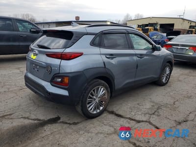 Trzecie zdjęcie samochodu z tyłu: 2020 HYUNDAI KONA SEL PLUS VIN:KM8K6CAA9LU519024 - miniatura
