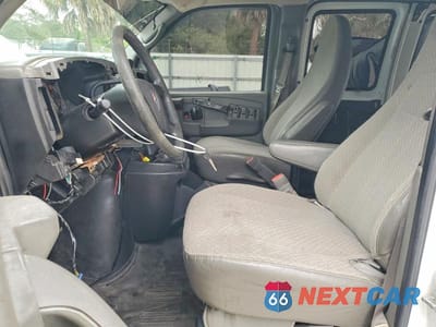 Zdjęcie 7 z 13 samochodu: 2010 CHEVROLET EXPRESS 2500 CARGO UTILITY / SERVICE VAN VIN:1GCZGFBA8A1152079 - miniatura