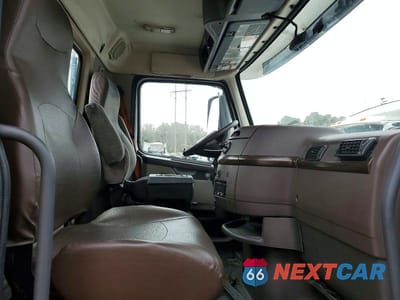 Piąte zdjęcie samochodu w środku: 2015 VOLVO VNL SEMI TRUCK VIN:4V4N19TG7FN922782 - miniatura