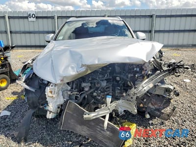 Piąte zdjęcie samochodu w środku: 2019 VOLVO XC40 T5 MOMENTUM VIN:YV4162UK7K2123020 - miniatura