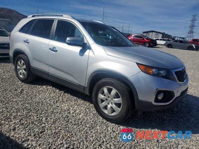 Czwarte zdjęcie samochodu z boku: 2013 KIA SORENTO LX VIN:5XYKT3A6XDG410261 - miniatura