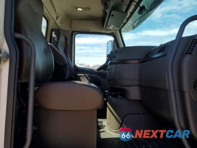 Piąte zdjęcie samochodu w środku: 2017 VOLVO VNL SEMI TRUCK VIN:4V4N39TG7HN988035 - miniatura