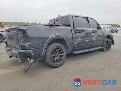 Trzecie zdjęcie samochodu z tyłu: 2022 RAM 1500 LARAMIE VIN:1C6SRFJT4NN270165 - miniatura