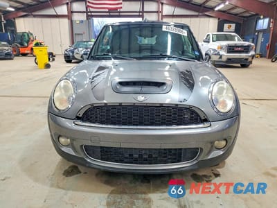 Piąte zdjęcie samochodu w środku: 2009 MINI COOPER S VIN:WMWMS33559TY50011 - miniatura