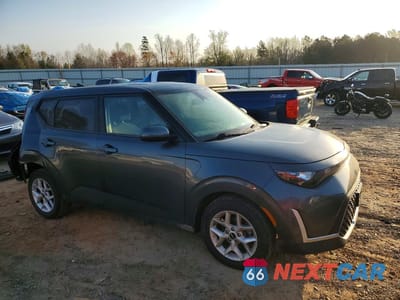 Czwarte zdjęcie samochodu z boku: 2023 KIA SOUL LX VIN:KNDJ23AU9P7885513 - miniatura