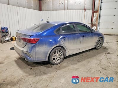 Trzecie zdjęcie samochodu z tyłu: 2021 KIA FORTE GT-LINE VIN:3KPF34AD8ME297171 - miniatura