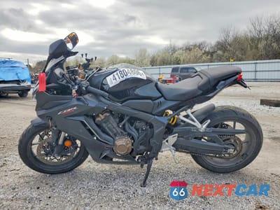 Trzecie zdjęcie samochodu z tyłu: 2021 HONDA CBR650 RA VIN:MLHRH0157M5200082 - miniatura