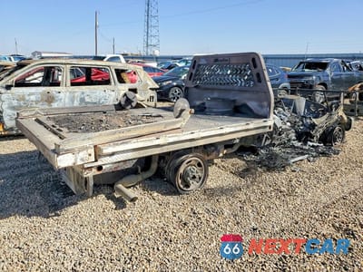 Trzecie zdjęcie samochodu z tyłu: 2022 FORD F350 SUPER DUTY FLATBED TRUCK VIN:1FDRF3FN0NEC32761 - miniatura
