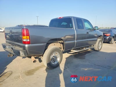 Trzecie zdjęcie samochodu z tyłu: 2002 CHEVROLET SILVERADO K2500 HEAVY DUTY VIN:1GCHK29G52E126563 - miniatura