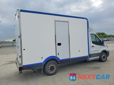 Trzecie zdjęcie samochodu z tyłu: 2022 FORD TRANSIT DELIVERY TRUCK VIN:1FDBW5Z8XNKA39697 - miniatura