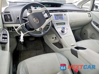 Zdjęcie 8 z 12 samochodu: 2013 TOYOTA PRIUS FOUR VIN:JTDKN3DU5D0351856 - miniatura