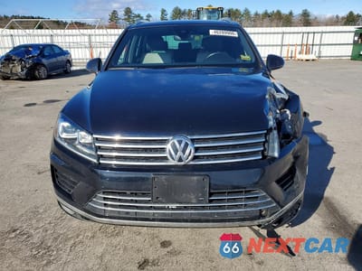 Piąte zdjęcie samochodu w środku: 2017 VOLKSWAGEN TOUAREG VIN:WVGRF7BP9HD003651 - miniatura